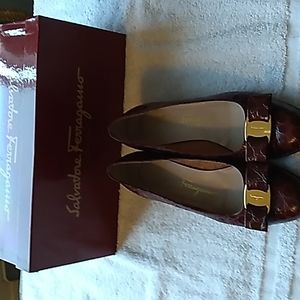 Vara bow calf crocodile ferrigamo loafer. Size 6b